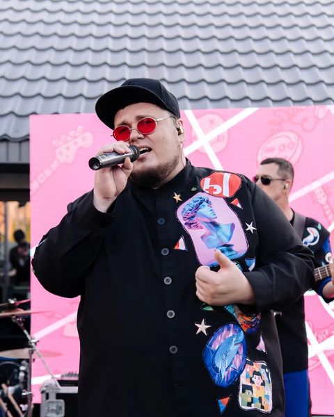 Владимир Вастьянов — вокал, фронтмен и руководитель ВИА «Санитары»
